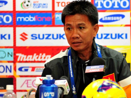 Phát biểu sau trận đấu, trợ lý Hoàng Anh Tuấn cho biết hàng thủ của tuyển Việt Nam, nhất là đội trưởng Minh Đức đã mắc nhiều sai lầm đáng tiếc.